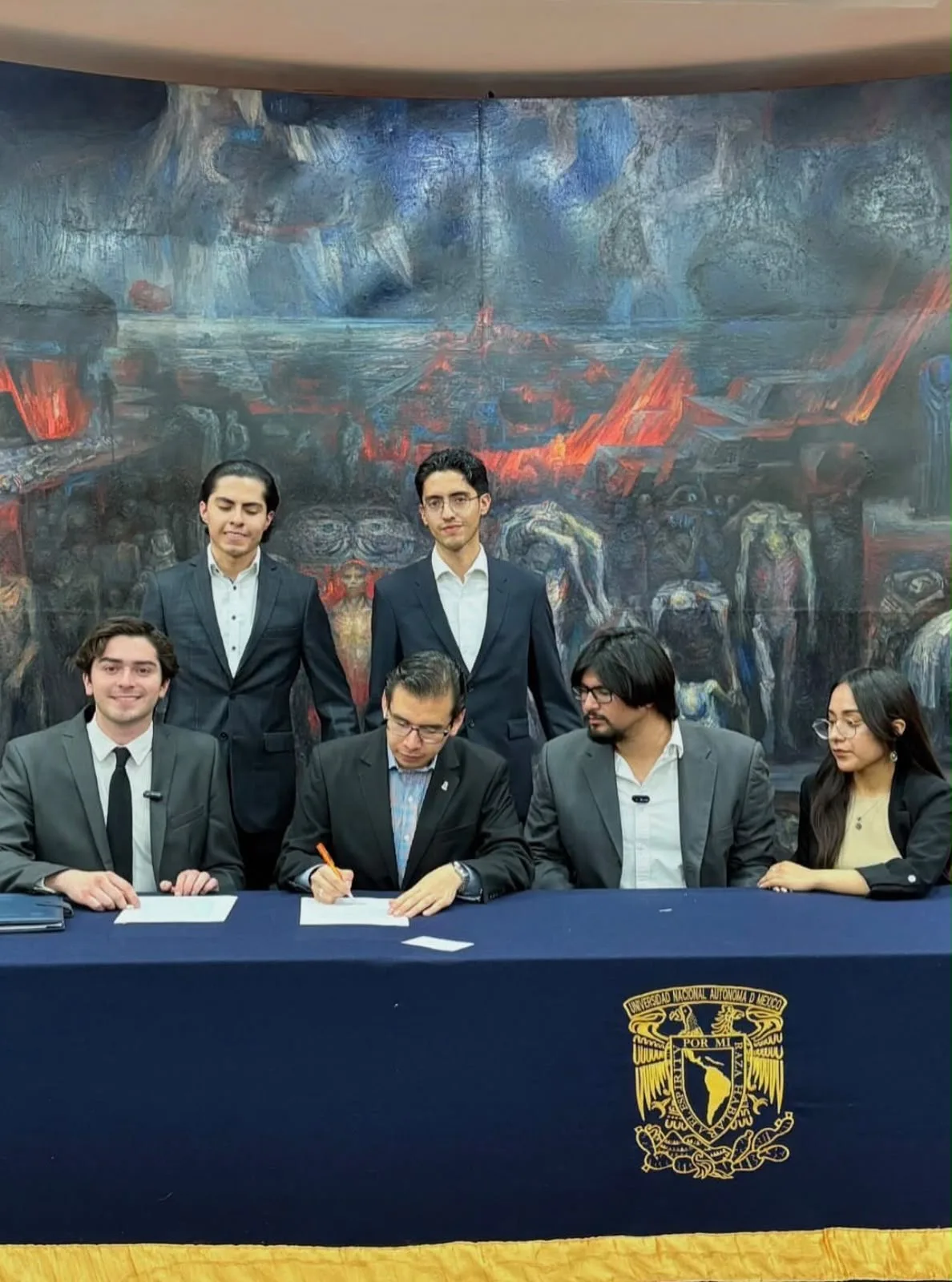 Firma de acuerdo con autoridades universitarias