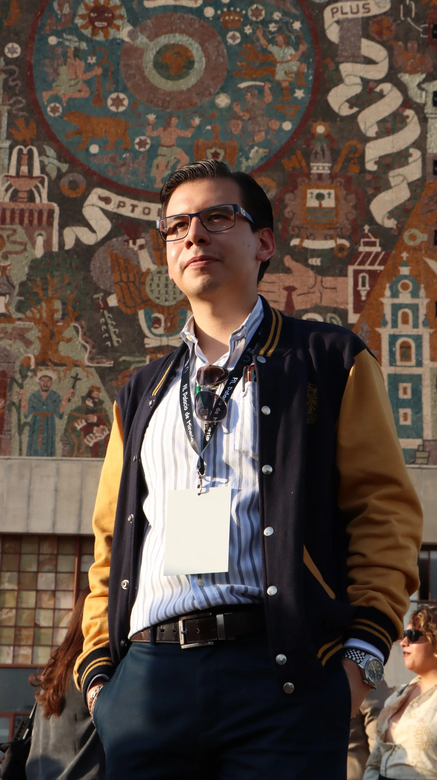 Jorge Carbajal frente a un mural universitario en Ciudad Universitaria