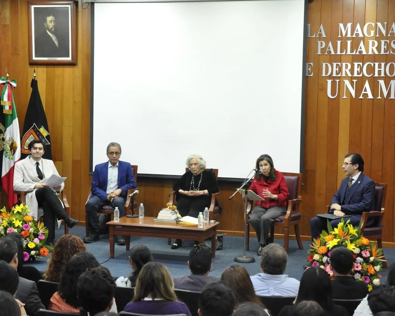 Panel académico en la Sala Magna Jacinto Pallares de la Facultad de Derecho de la UNAM